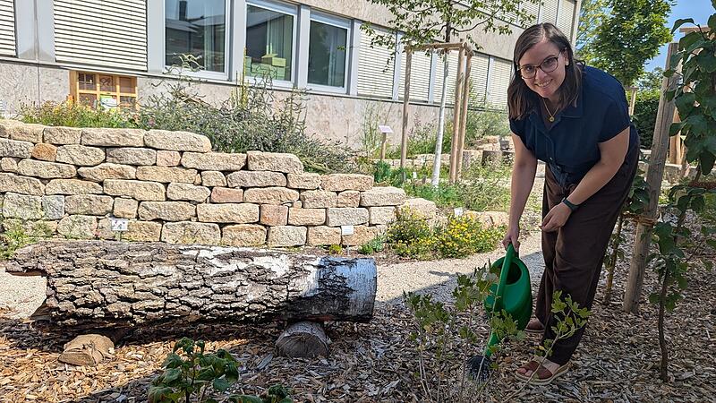 Kreisfachberaterin Anna Lena Ostermeier gie&szlig;t die frisch gepflanzten Beerenstr&auml;ucher im G&auml;rtla des Kulmbacher Landratsamts.