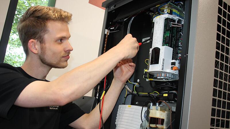 Ein Techniker installiert eine W&auml;rmepumpe. Vielleicht k&ouml;nnten bald zwei dieser Ger&auml;te Grundschule und Mehrzweckhalle in Gro&szlig;enseebach beheizen.
