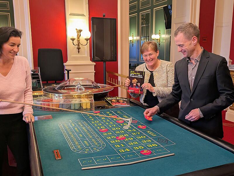 39. Kissinger Sommer 2025 Vollen Einsatz für den Kissinger Sommer zeigten Kuratoriumsvorsitzende Dorothee Bär und Festival-Intendant Alexander Steinbeis im Kissinger Spielcasino mit Spielbank-Direktorin Marina Klein.