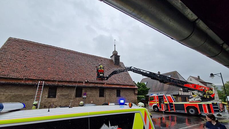 Nachdem sich der Storch von der Schnur am Nest auf dem Mönchsturm losgerissen hat, schafft er es nur bis zum Dach des alten Feuerwehrhauses nebenan. Von dort retten Christian Fenn und Feuerwehrleute das völlig erschöpfte Jungtier. Nachdem sich der Storch von der Schnur am Nest auf dem Mönchsturm losgerissen hat, schafft er es nur bis zum Dach des alten Feuerwehrhauses nebenan. Von dort retten Christian Fenn und Feuerwehrleute das völlig erschöpfte Jungtier.