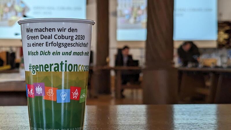 Coburger Green-Deal-Kaffeebecher, spülmaschinenfest und recyclebar, im Rathaussaal. Coburger Green-Deal-Kaffeebecher, spülmaschinenfest und recyclebar, im Rathaussaal.
