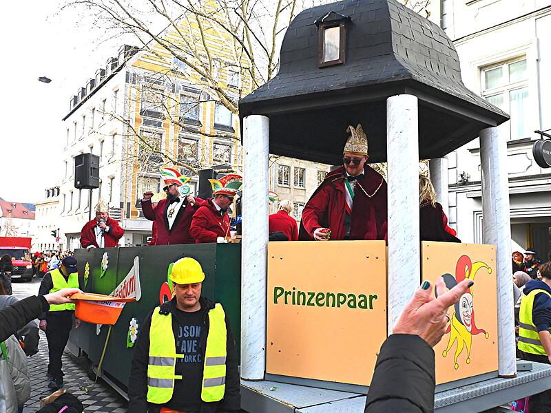 Der Bamberger Faschingsumzug 2025 belebte farbenfroh die vier Elemente, bot spektakul&auml;re Tanzeinlagen und erfreute wieder Zehntausende Zuschauer.