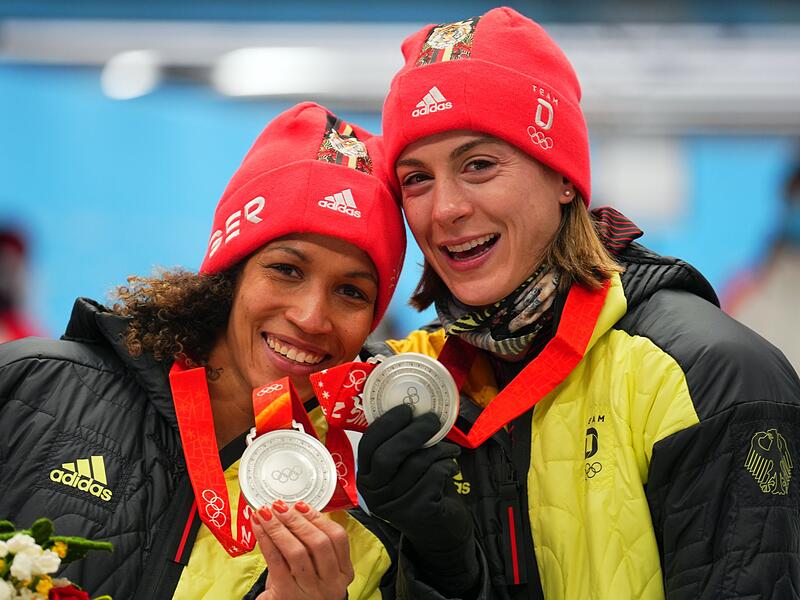 Mariama Jamanka und Alexandra Burghardt (r)