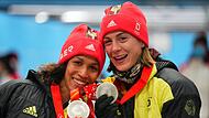 Mariama Jamanka und Alexandra Burghardt (r) Mariama Jamanka und Alexandra Burghardt (r)