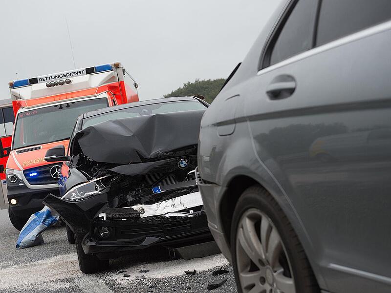 Lehrberg: Unfall fordert Schwerverletzte - 22-J&auml;hriger in Auto eingeklemmt