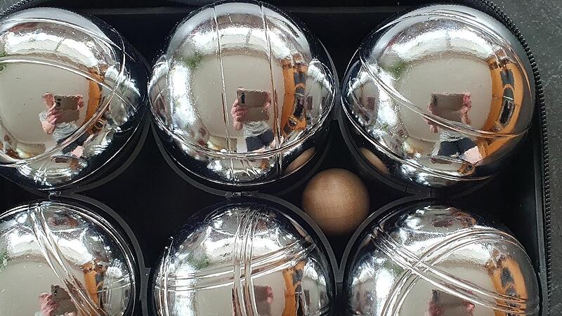 &Uuml;ber sechs plus eine neue Boule-Kugeln freuen sich die Initiatoren des &bdquo;sozialen Experiments&ldquo;.