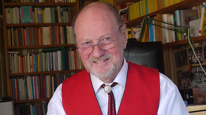 Reinhold Schmitt mit einem seiner Bücher.Forchheim & Fränkische Schweiz