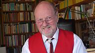 Reinhold Schmitt mit einem seiner Bücher.Forchheim & Fränkische Schweiz