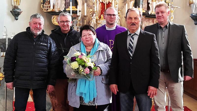Hans-Günther Löffler, Georg Schramm, Erika Schneider, Pfarrer Pater Florian, Rudi Haber und der neue Kirchenpfleger Matthias Purucker (von links). Hans-Günther Löffler, Georg Schramm, Erika Schneider, Pfarrer Pater Florian, Rudi Haber und der neue Kirchenpfleger Matthias Purucker (von links).