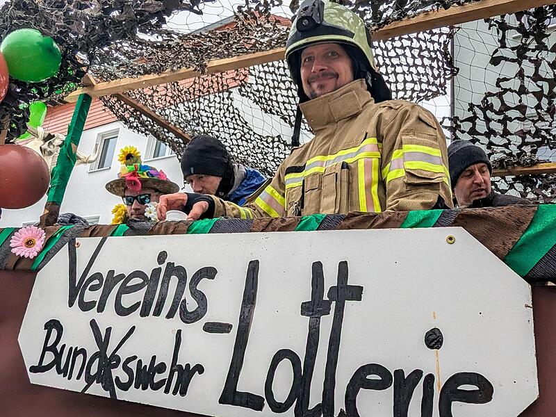 Ganz sch&ouml;n was los in Geisfeld: alle Impressionen vom Faschingsumzug!
