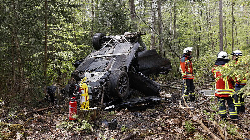 Auto schl&auml;gt Schneise in den Wald: Fahrer verstirbt an Unfallstelle