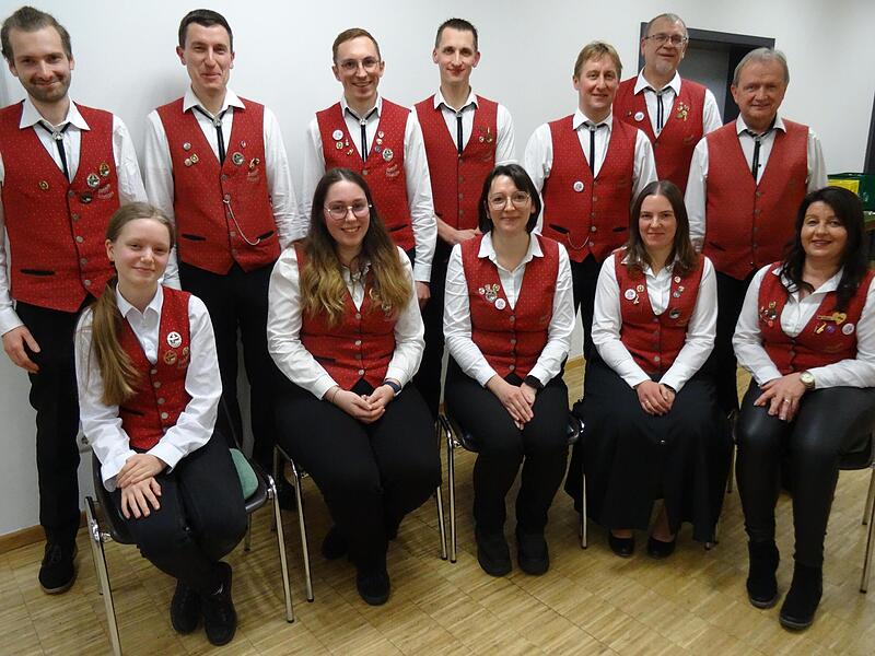 Der neue Vorstand (oben v.&nbsp;l.): Aaron Heil, Dirigent Michael Stettner, Gesch&auml;ftsf&uuml;hrer Sebastian Stettner, Stefan Freitag, Harald M&uuml;ller, Wolfgang Knippert, Vorsitzender Oswald Kremer, (unten v.&nbsp;l.) Jugendleiterin Hannah Hofmann, Ina Hennemann, Sc...