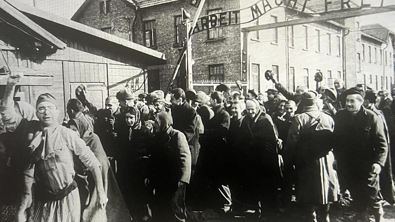 Menschen  nach der Befreiung von Auschwitz-Birkenau am 27. Januar 1945: Die Szene wird in dem Film „In Todesmühlen“ gezeigt.