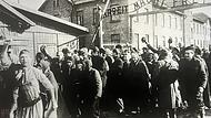 Menschen  nach der Befreiung von Auschwitz-Birkenau am 27. Januar 1945: Die Szene wird in dem Film „In Todesmühlen“ gezeigt.