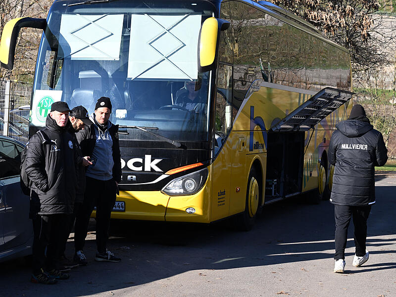 Der Platz spielte nicht mit: Die Neudrossenfelder mussten sich unverrichteter Dinge f&uuml;r die Heimreise aus W&uuml;rzburg bereitmachen.