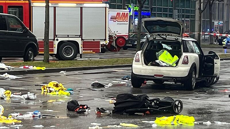 Auto in M&uuml;nchen in Menschengruppe gefahren