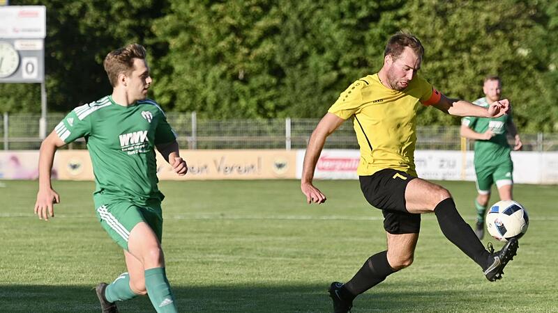 Adler-Kapit&auml;n Tobias H&uuml;bner (rechts) mit feiner Ballbehandlung. Der 31-J&auml;hrige erzielte das Tor des Tages.