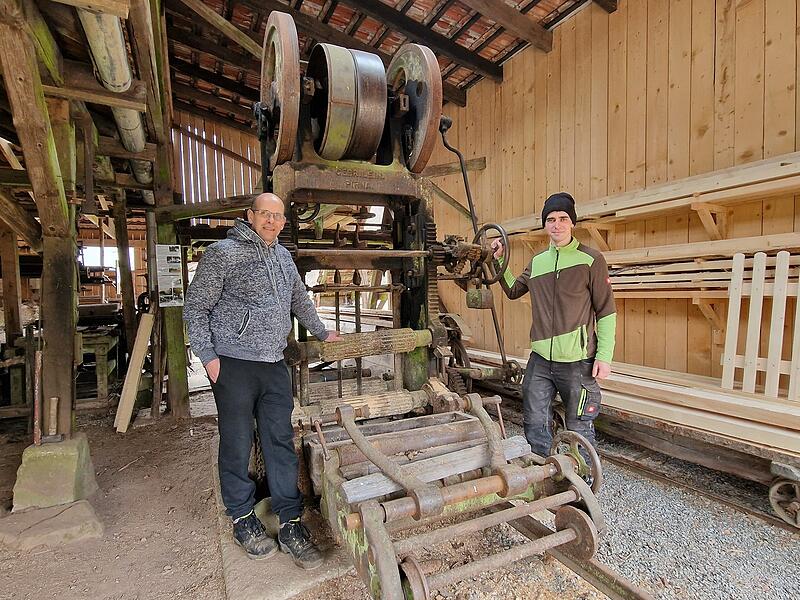 Oliver Schwenzer und sein Sohn Julian Schwenzer vor dem Vollgatter mit Oberantrieb. Am Pfingstmontag k&ouml;nnen Besucher die Rarit&auml;t beim M&uuml;hlenfest voraussichtlich in Aktion erleben.