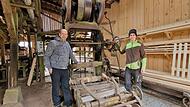 Oliver Schwenzer und sein Sohn Julian Schwenzer vor dem Vollgatter mit Oberantrieb. Am Pfingstmontag können Besucher die Rarität beim Mühlenfest voraussichtlich in Aktion erleben. Oliver Schwenzer und sein Sohn Julian Schwenzer vor dem Vollgatter mit Oberantrieb. Am Pfingstmontag können Besucher die Rarität beim Mühlenfest voraussichtlich in Aktion erleben.