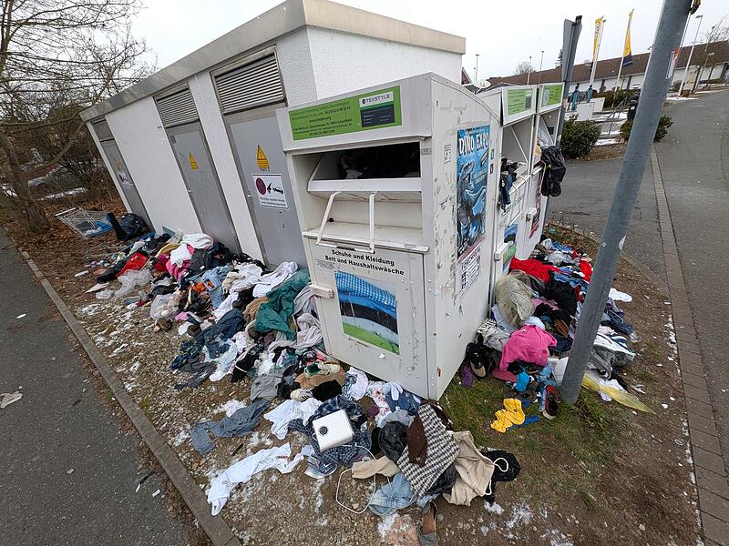 Aufreger im Forchheimer Osten: Verm&uuml;llte Kleiderberge t&uuml;rmen sich seit etlichen Tagen um diese Kleidercontainer in der Kraftwerkstra&szlig;e. Symptom eines systemischen Problems &ndash; und eines akuten.