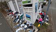 Aufreger im Forchheimer Osten: Verm&uuml;llte Kleiderberge t&uuml;rmen sich seit etlichen Tagen um diese Kleidercontainer in der Kraftwerkstra&szlig;e. Symptom eines systemischen Problems &ndash; und eines akuten.
