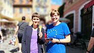 Staatministerin Anna L&uuml;hrmann und Michaela Reimann werben an der Oberen Br&uuml;cke f&uuml;r Europa
