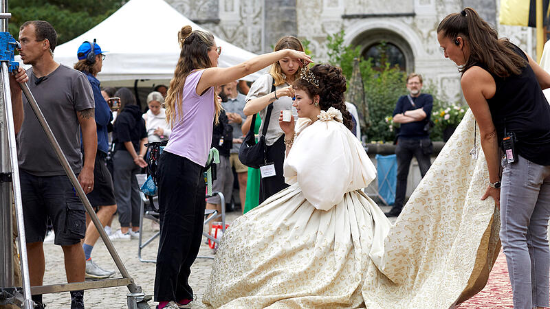 Interview hinter den Kulissen: Sisi-Schauspielerin Devrim Lingnau bei den Dreharbeiten zur Netflix-Serie "Die Kaiserin" in Schloss Weissenstein bei Bamberg