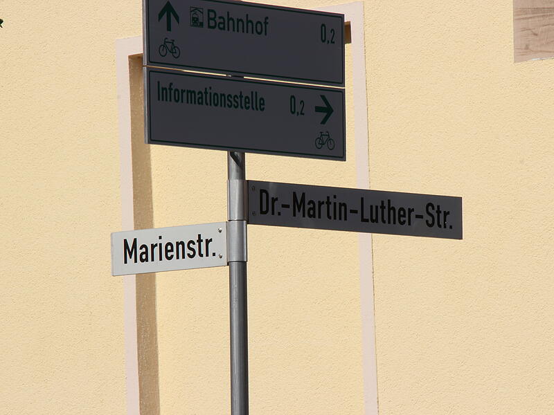 Neustadt bei Coburg: Gebäude einsturzgefärdetGebäude in Neustadt bei Coburg einsturzgefährdet An der Ecke Marienstraße/Dr.-Martin-Luther-Straße ist kein Einbiegen mehr möglich. Es muss über die Bahnhofstraße in die Dr.-Martin-Luther-Straße gefahren werden.