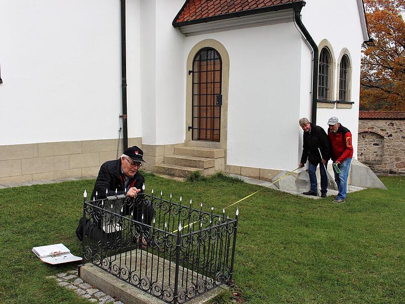 Bei der Vermessung des Sybillengrabs auf dem Lauberberg 2019 bei Lonnerstadt war die Welt noch in Ordnung.