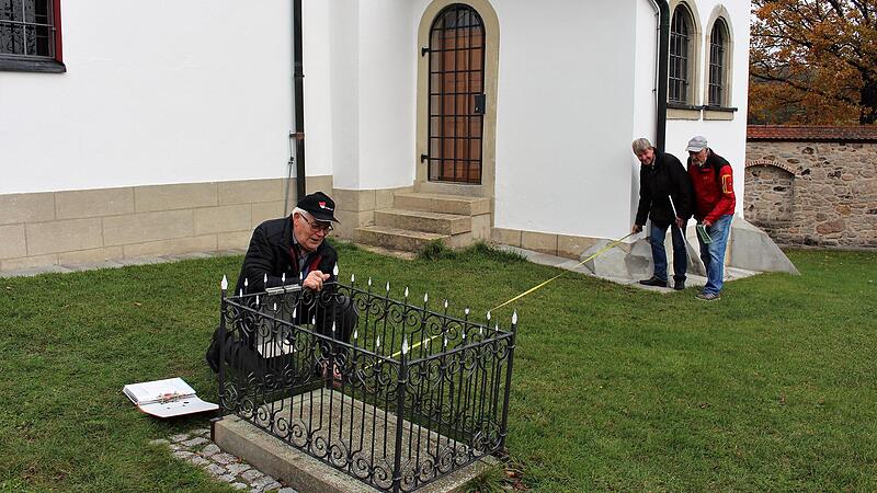 Bei der Vermessung des Sybillengrabs auf dem Lauberberg 2019 bei Lonnerstadt war die Welt noch in Ordnung.