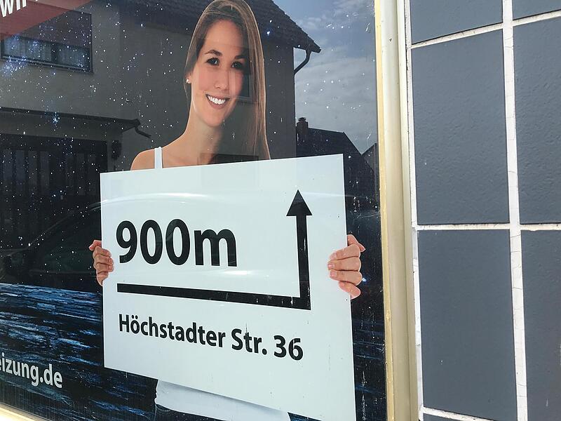 An der H&ouml;chstadter Stra&szlig;e in Adelsdorf sitzen zahlreiche Gewerbebetriebe. Insgesamt ist die Stra&szlig;e rund 1,5 Kilometer lang.