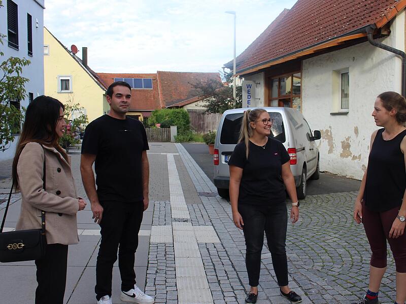 Junge Eltern vor dem Rathaus Pommersfelden – Bürgermeister Gerd Dallner hatte zur Elternversammlung eingeladen. Junge Eltern vor dem Rathaus Pommersfelden – Bürgermeister Gerd Dallner hatte zur Elternversammlung eingeladen.