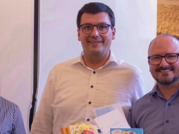 Marina Rehmann (links) und Manuel Reitberger (rechts) sind neue Vorsitzende, in der Mitte Vorg&auml;nger Jonas Merzbacher.SPD