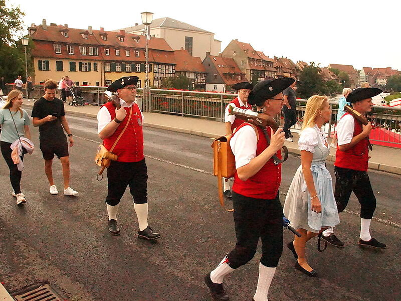 Festzug zum LeinrittSandkerwa: Königsschießen und Kirchweihbaum-Aufstellen