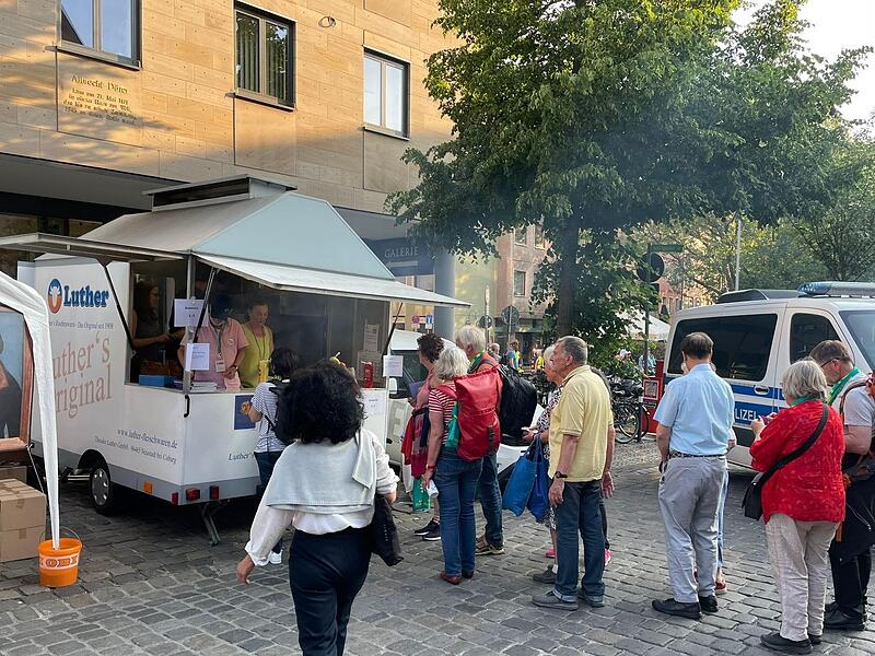 Schlange stehen für eine Coburger Bratwurst beim Deutschen Evangelischen Kirchentag in Nürnberg