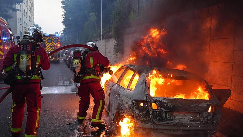 Im Pariser Vorort Nanterre sind nach einem tödlichen Polizeischuss auf einen 17 Jahre alten Autofahrer bei einer Verkehrskontrolle schwere Krawallen ausgebrochen.