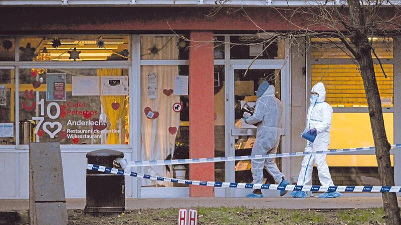 Polizeiexperten sichern Spuren an einem Gebäude in Brüssel, wo am Freitag ein Mann erschossen wurde.