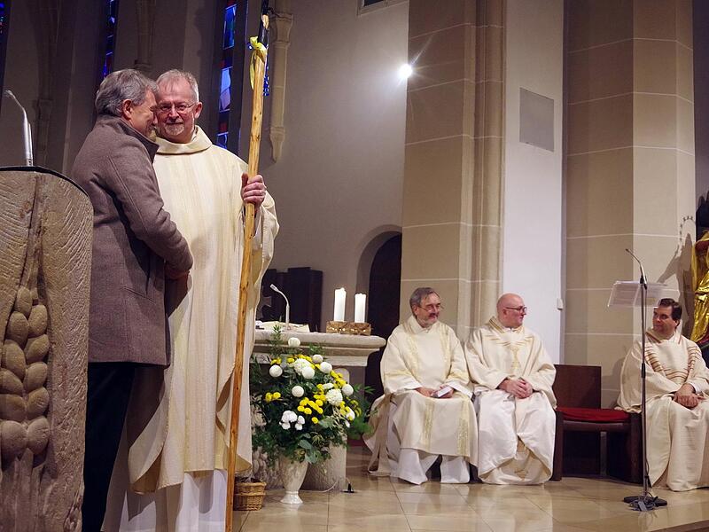 Landrat Klaus L&ouml;ffler &uuml;berreicht einen Fl&ouml;&szlig;erhaken.Abschiedsgottesdienst Teuchgr&auml;ber
