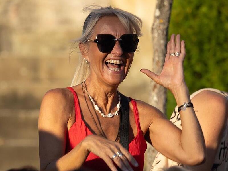 Gleich zu Anfang ersp&auml;hte Nino de Angelo die Dame in Rot im Publikum und machte ihr Komplimente.