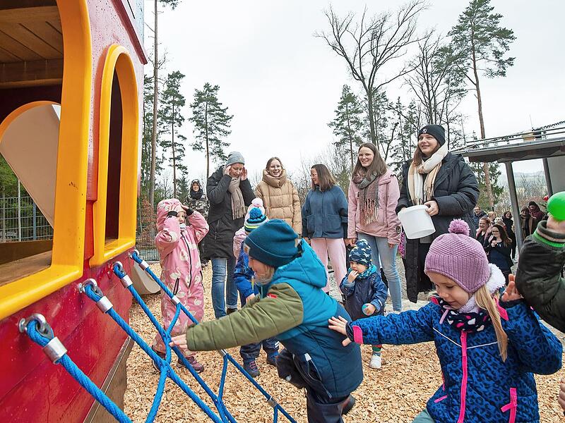 Die Kinder tauften das Schiff mit Wasserbomben – und nahmen es auch gleich in Beschlag.