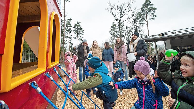 Die Kinder tauften das Schiff mit Wasserbomben &ndash; und nahmen es auch gleich in Beschlag.