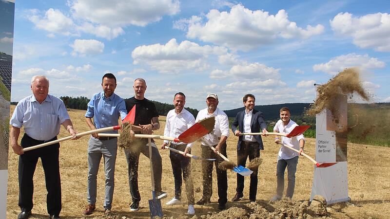 Griffen für ein gutes Gelingen zu Spaten und Schaufel (von links): Vize-Landrat Helmut Fischer, Lichtenfels' Erster Bürgermeister Andreas Hügerich, Andy Schindhelm und Heiko Bernardo (Raiffeisenbank Küps-Mitwitz-Stockheim eG), Oliver Partheymüller... Griffen für ein gutes Gelingen zu Spaten und Schaufel (von links): Vize-Landrat Helmut Fischer, Lichtenfels' Erster Bürgermeister Andreas Hügerich, Andy Schindhelm und Heiko Bernardo (Raiffeisenbank Küps-Mitwitz-Stockheim eG), Oliver Partheymüller...