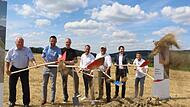 Griffen für ein gutes Gelingen zu Spaten und Schaufel (von links): Vize-Landrat Helmut Fischer, Lichtenfels' Erster Bürgermeister Andreas Hügerich, Andy Schindhelm und Heiko Bernardo (Raiffeisenbank Küps-Mitwitz-Stockheim eG), Oliver Partheymüller... Griffen für ein gutes Gelingen zu Spaten und Schaufel (von links): Vize-Landrat Helmut Fischer, Lichtenfels' Erster Bürgermeister Andreas Hügerich, Andy Schindhelm und Heiko Bernardo (Raiffeisenbank Küps-Mitwitz-Stockheim eG), Oliver Partheymüller...