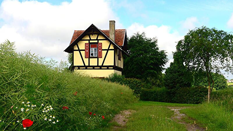 Haus zwischen Bamberg und Stegaurach Das kleine Haus zwischen Bamberg und Stegaurach ist ein beliebtes Fotomotiv.