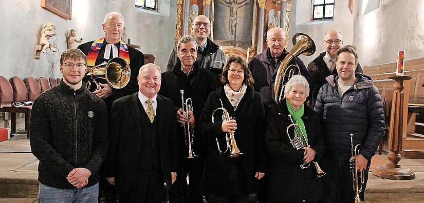 Der Jubiläumschor mit Ehrengästen (vorne, von links) Hans Frisch, Bezirkschorleiter Hermann Weiß, Heike Söllner, Maria Nitzsche, Stefan Söllner sowie (hinten, von links) Chorleiter Adalbert Nitzsche, Albert Zielbauer, Heiko Hübner, Siegfried Zuleg...