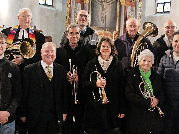 Der Jubiläumschor mit Ehrengästen (vorne, von links) Hans Frisch, Bezirkschorleiter Hermann Weiß, Heike Söllner, Maria Nitzsche, Stefan Söllner sowie (hinten, von links) Chorleiter Adalbert Nitzsche, Albert Zielbauer, Heiko Hübner, Siegfried Zuleg... Der Jubiläumschor mit Ehrengästen (vorne, von links) Hans Frisch, Bezirkschorleiter Hermann Weiß, Heike Söllner, Maria Nitzsche, Stefan Söllner sowie (hinten, von links) Chorleiter Adalbert Nitzsche, Albert Zielbauer, Heiko Hübner, Siegfried Zuleg...