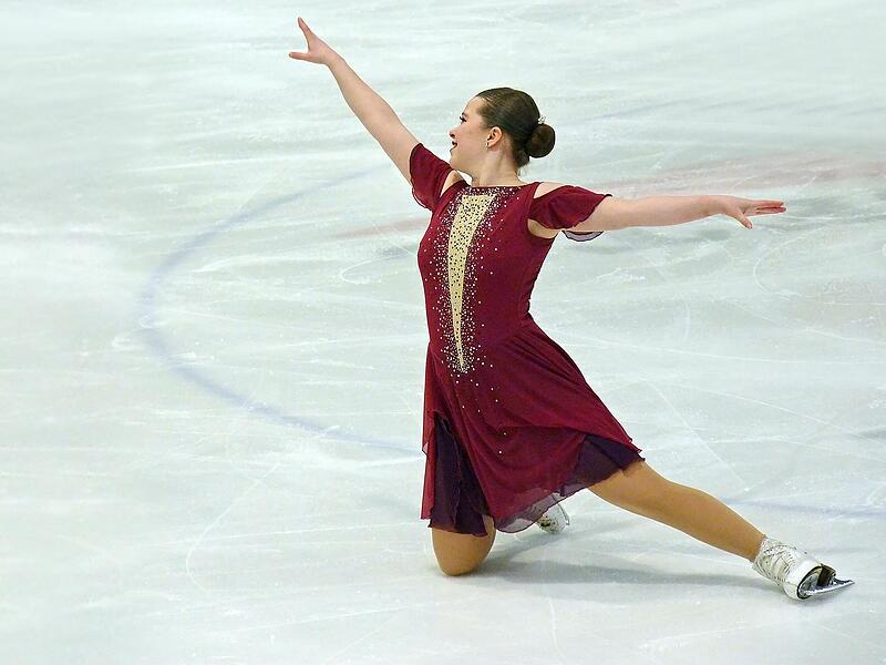 Eine Eiskunstl&auml;uferin des Mannheimer Teams &bdquo;New Horizons&ldquo; zeigt am Kieferndorfer Weg ihr K&ouml;nnen.