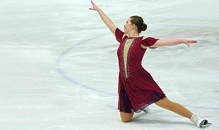 Eine Eiskunstl&auml;uferin des Mannheimer Teams &bdquo;New Horizons&ldquo; zeigt am Kieferndorfer Weg ihr K&ouml;nnen.