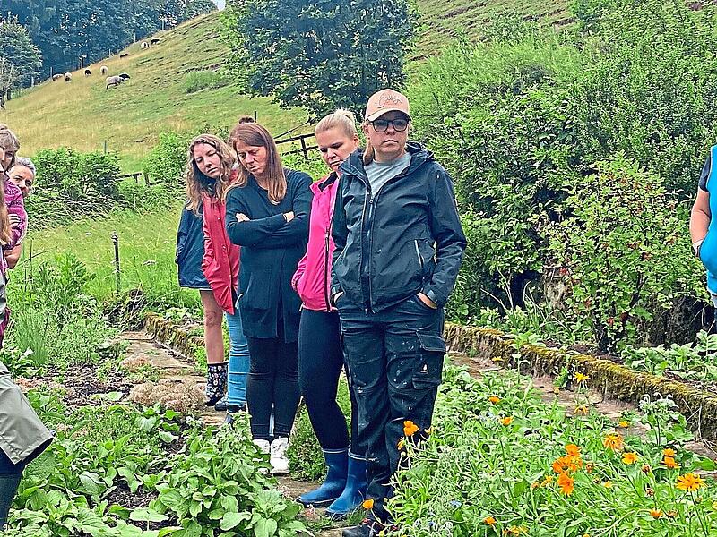 Die Studierenden lernten, wie man einen Garten bewirtschaftet.Birgit Distler / AELF Coburg-Kulmbach