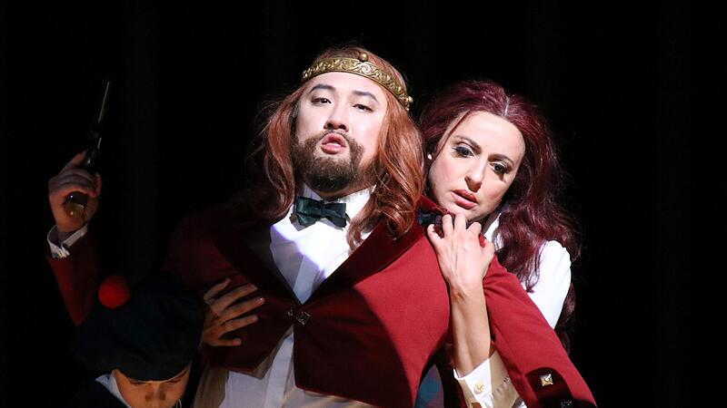 M&ouml;rderisches Paar: Macbeth (Leonardo Lee) und Lady Macbeth (Ana Naqe) in Giuseppe Verdis Melodramma &bdquo;Macbeth&ldquo;. Regie f&uuml;hrte Coburgs Operndirektor Neil Barry Moss.